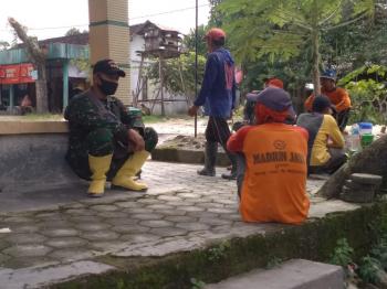 Satuan Tugas TMMD Bojonegoro Bicang Santai Dengan Warga Setempat